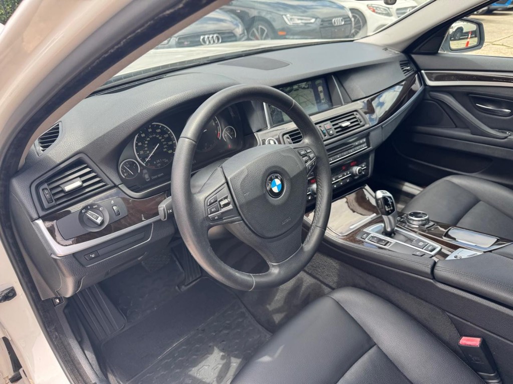 BMW 528i Vehicle Full-screen Gallery Image 10
