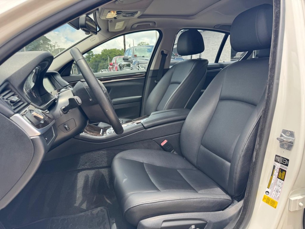 BMW 528i Vehicle Full-screen Gallery Image 11