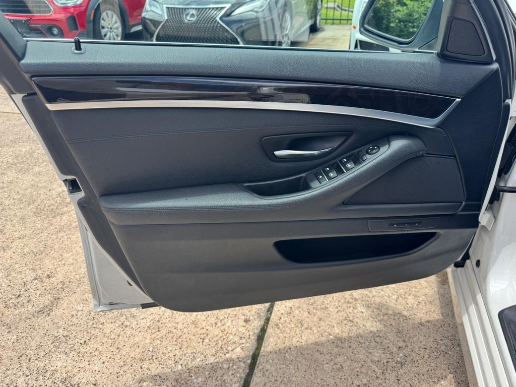 BMW 528i Vehicle Full-screen Gallery Image 12