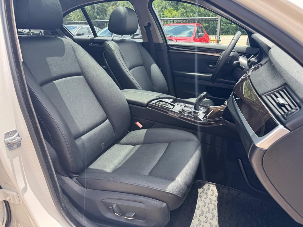 BMW 528i Vehicle Full-screen Gallery Image 14