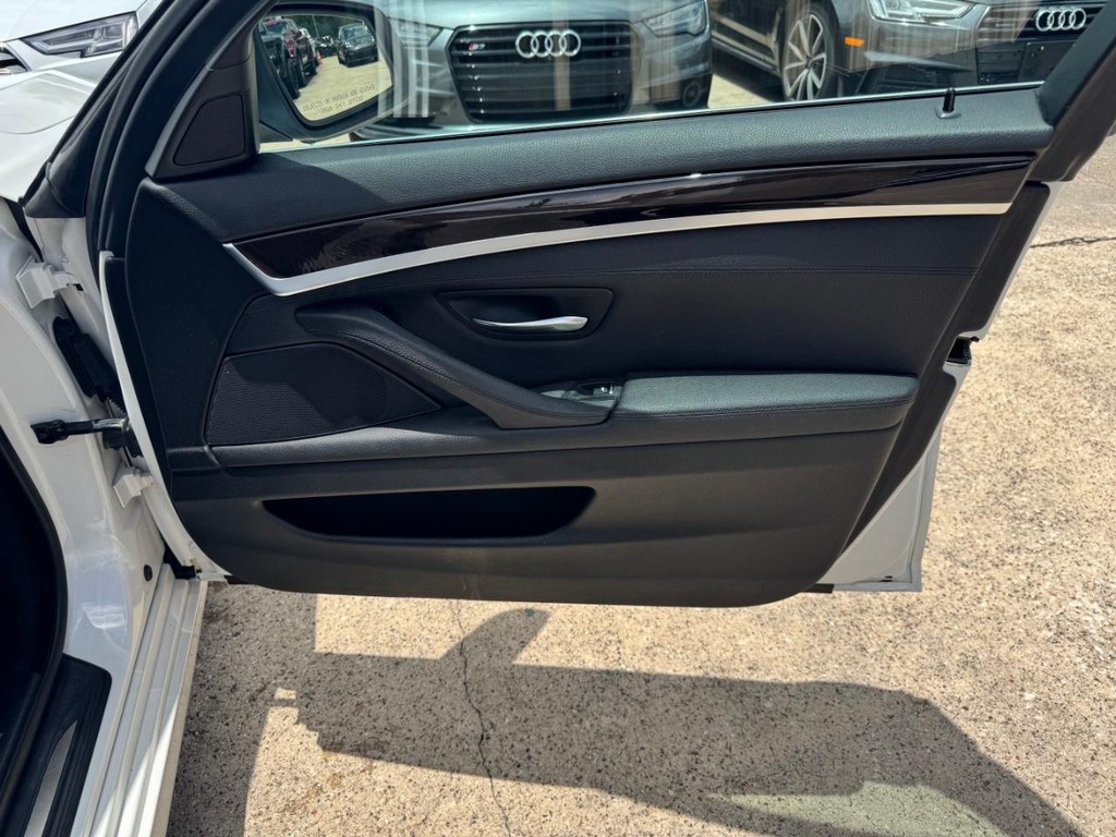 BMW 528i Vehicle Full-screen Gallery Image 15