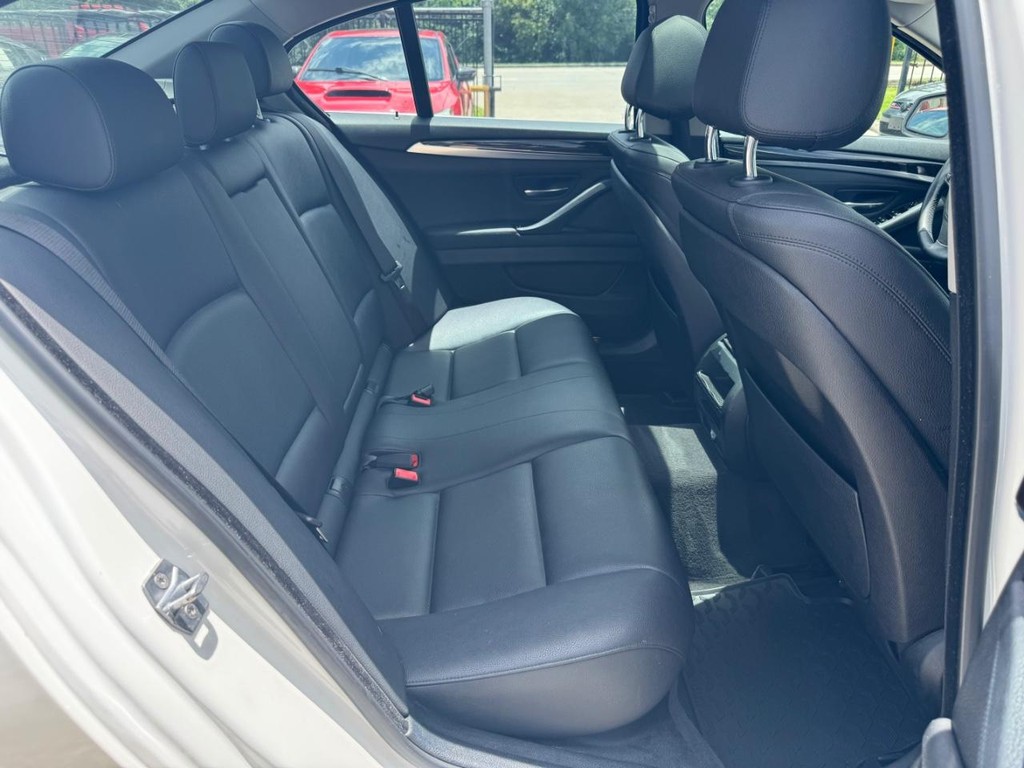 BMW 528i Vehicle Full-screen Gallery Image 16