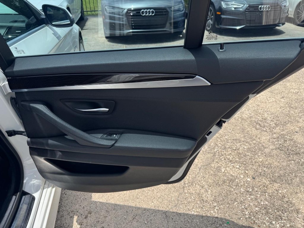 BMW 528i Vehicle Full-screen Gallery Image 17