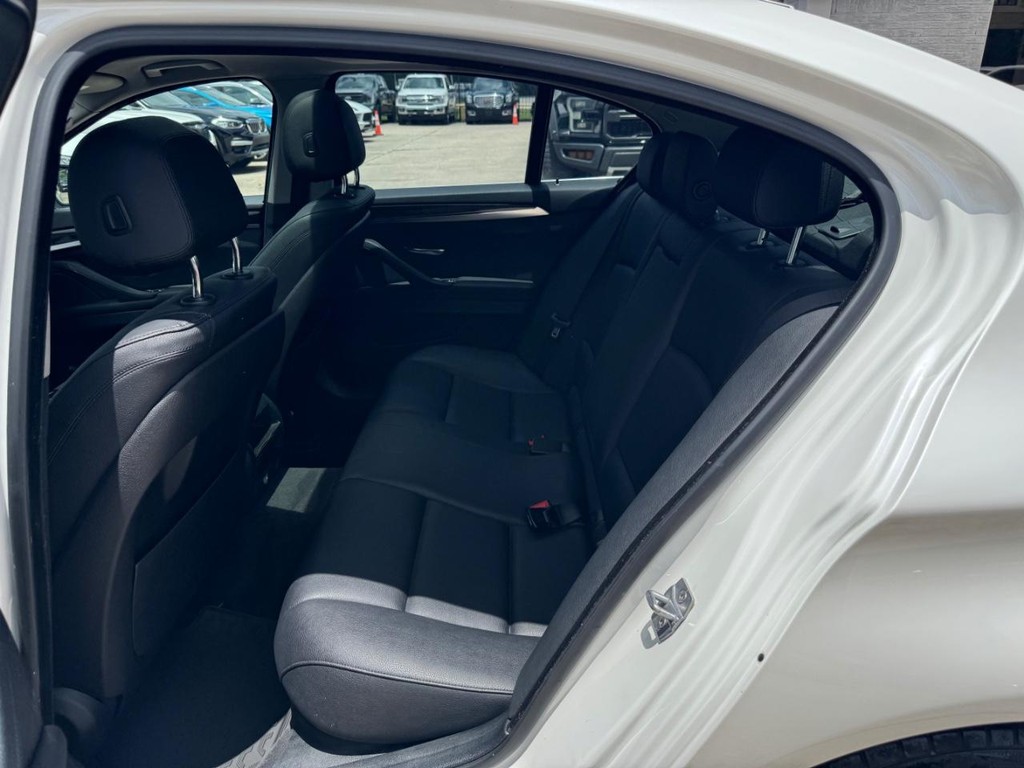 BMW 528i Vehicle Full-screen Gallery Image 18