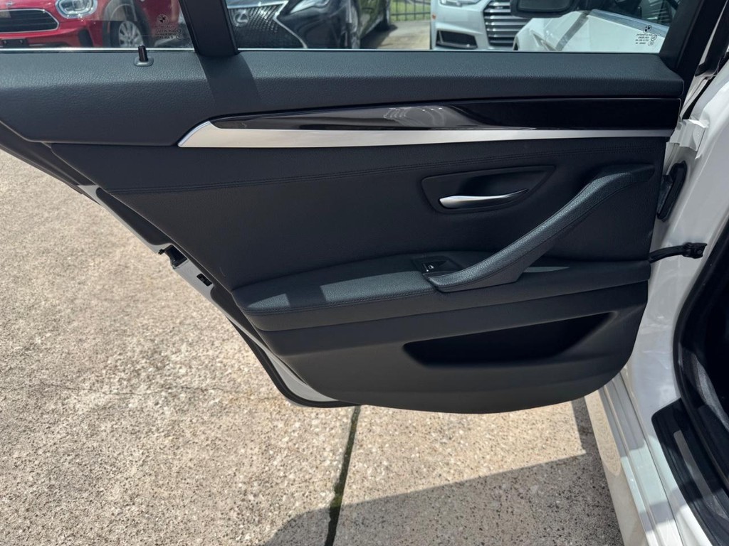 BMW 528i Vehicle Full-screen Gallery Image 19