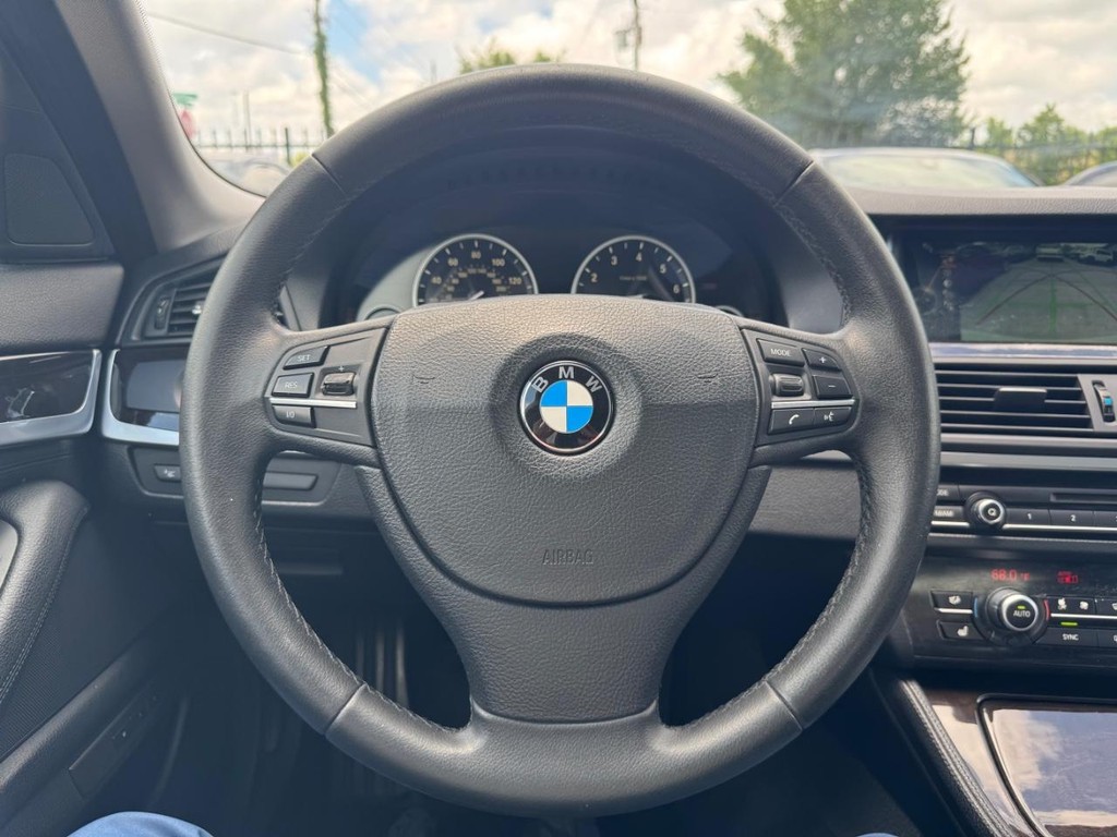 BMW 528i Vehicle Full-screen Gallery Image 20