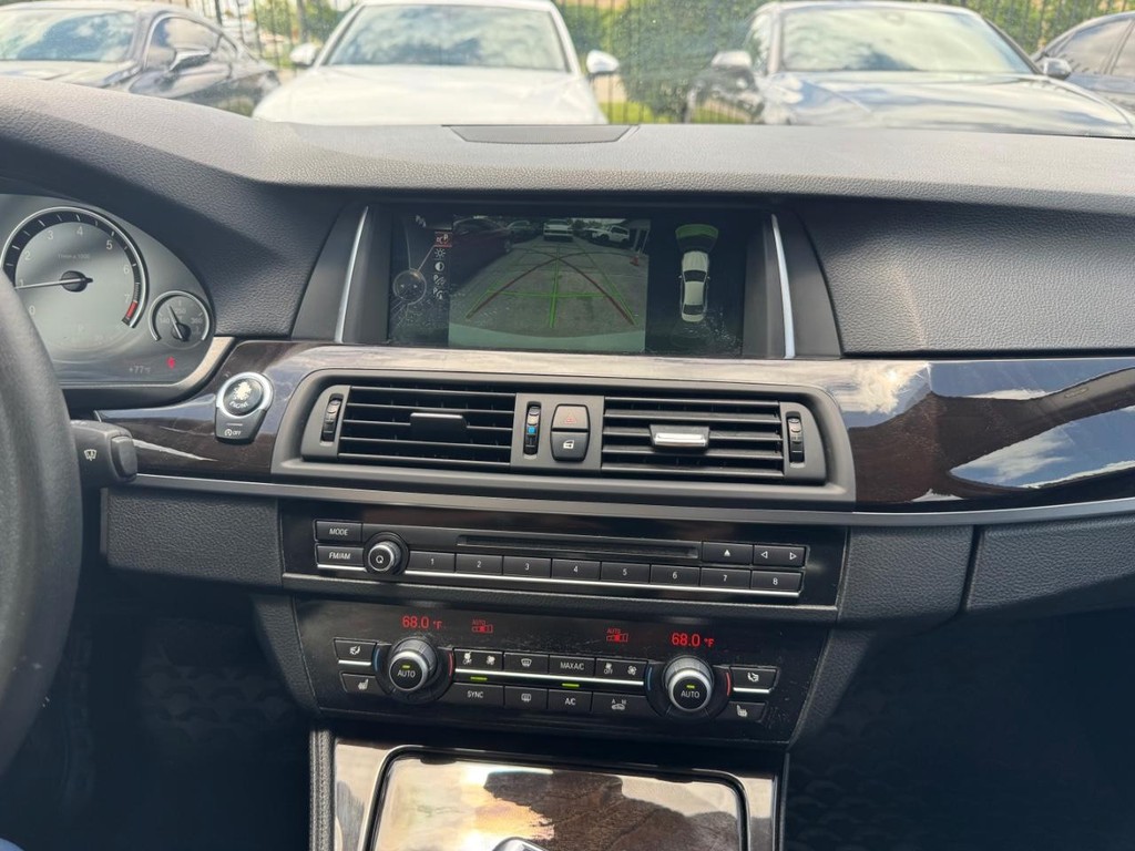 BMW 528i Vehicle Full-screen Gallery Image 21