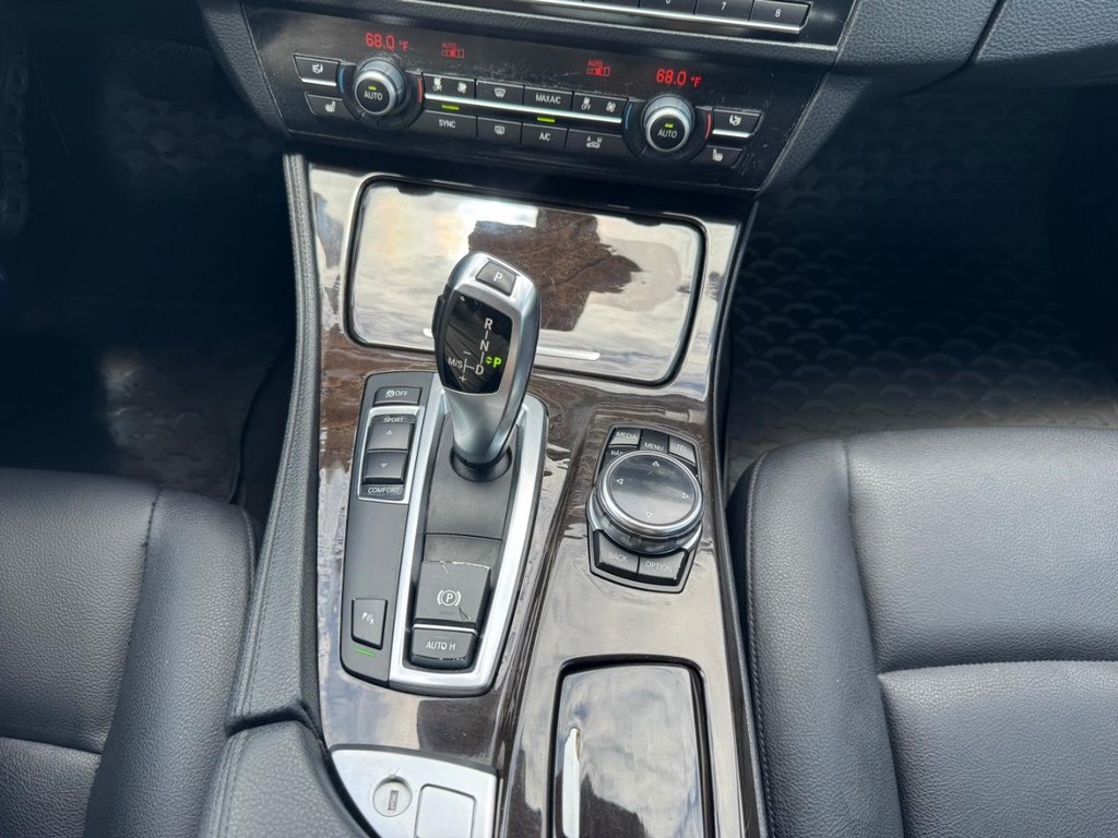 BMW 528i Vehicle Full-screen Gallery Image 22