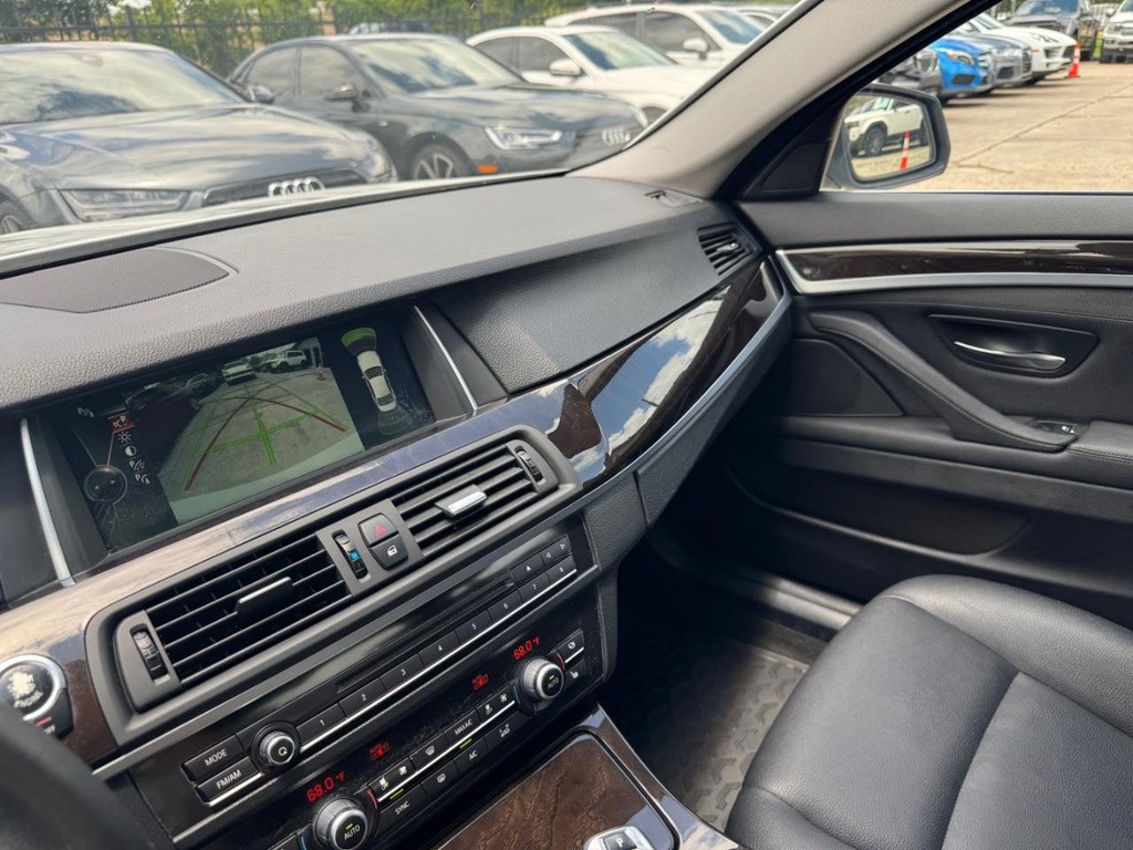 BMW 528i Vehicle Full-screen Gallery Image 23