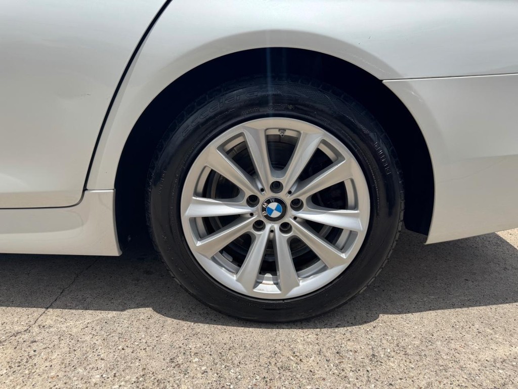 BMW 528i Vehicle Full-screen Gallery Image 28