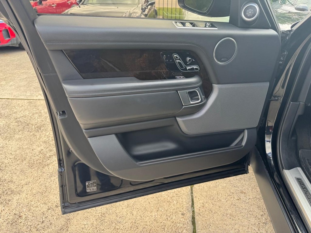 Land Rover Range Rover Vehicle Full-screen Gallery Image 12