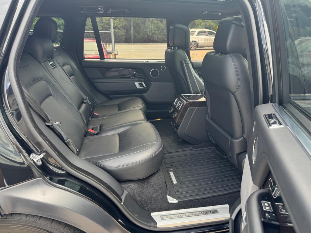Land Rover Range Rover Vehicle Full-screen Gallery Image 16