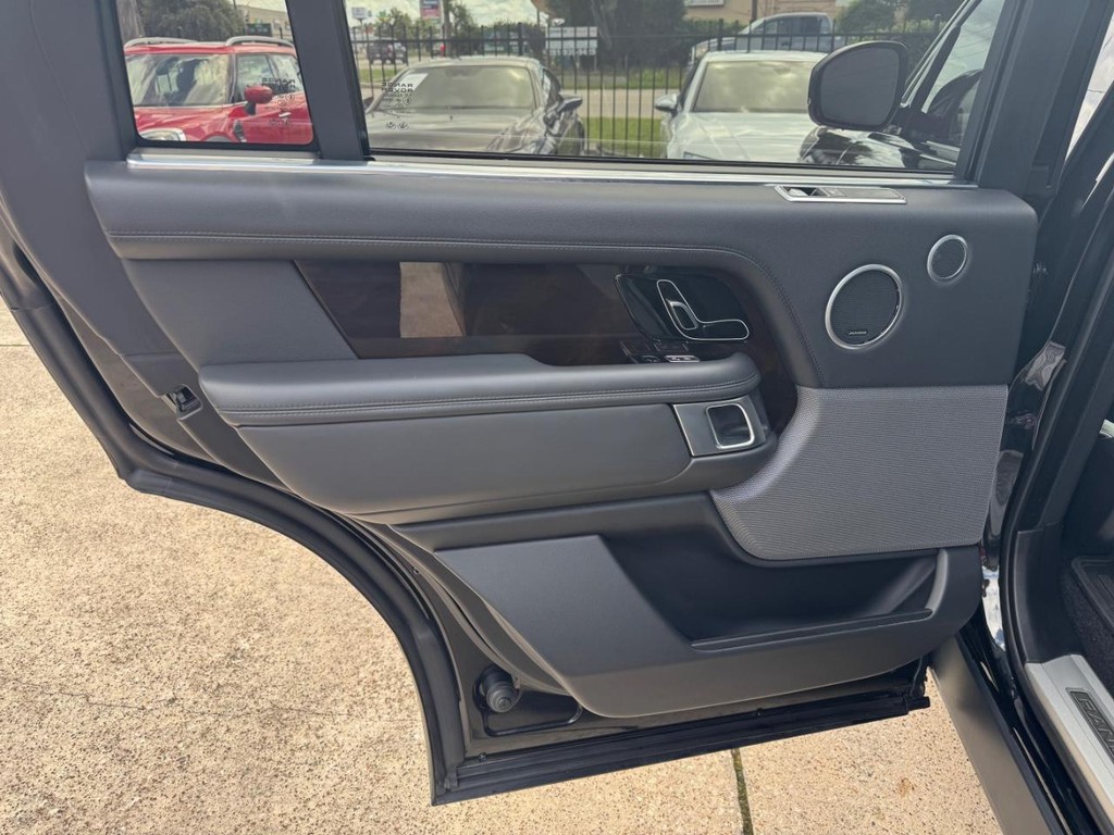 Land Rover Range Rover Vehicle Full-screen Gallery Image 19
