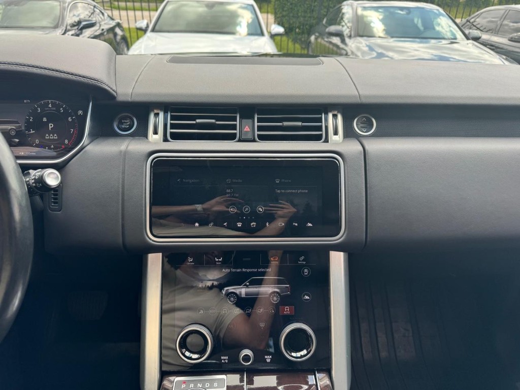Land Rover Range Rover Vehicle Full-screen Gallery Image 24