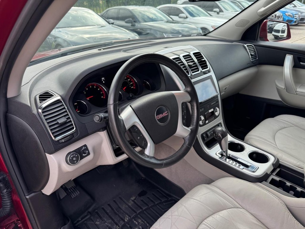 GMC Acadia Vehicle Full-screen Gallery Image 10