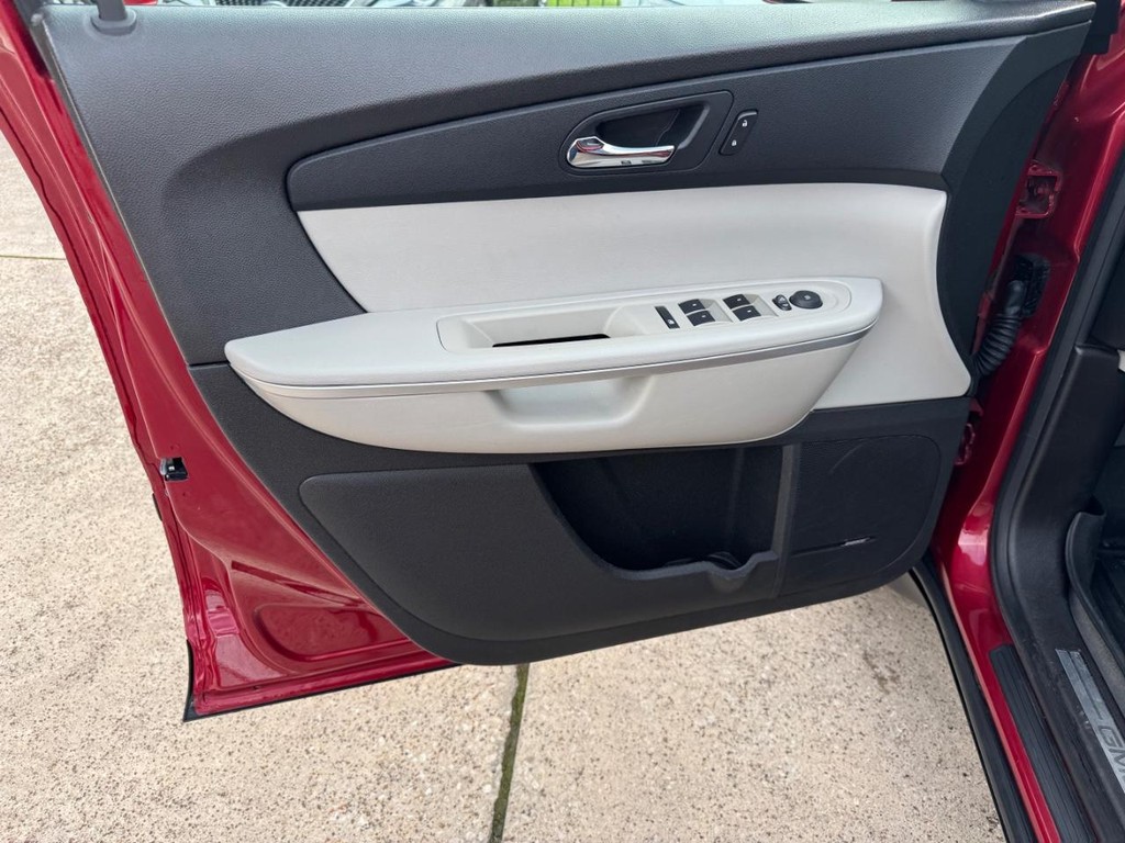 GMC Acadia Vehicle Full-screen Gallery Image 12