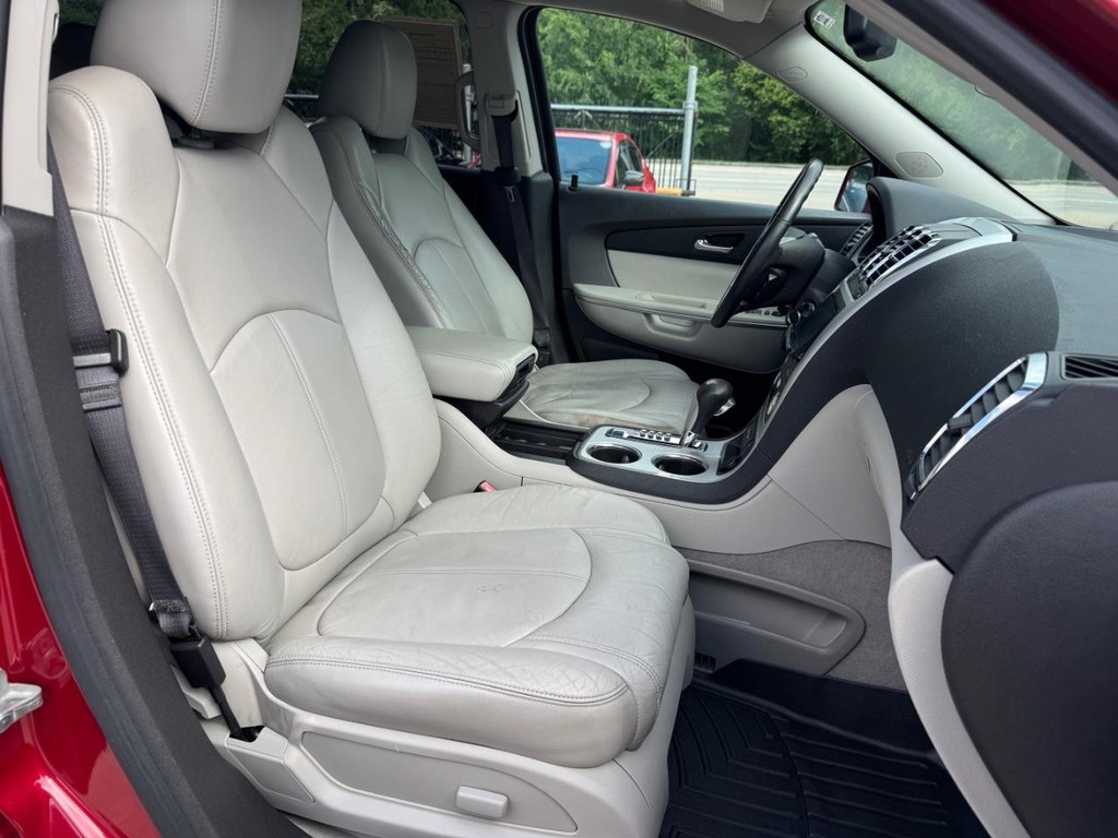 GMC Acadia Vehicle Full-screen Gallery Image 14