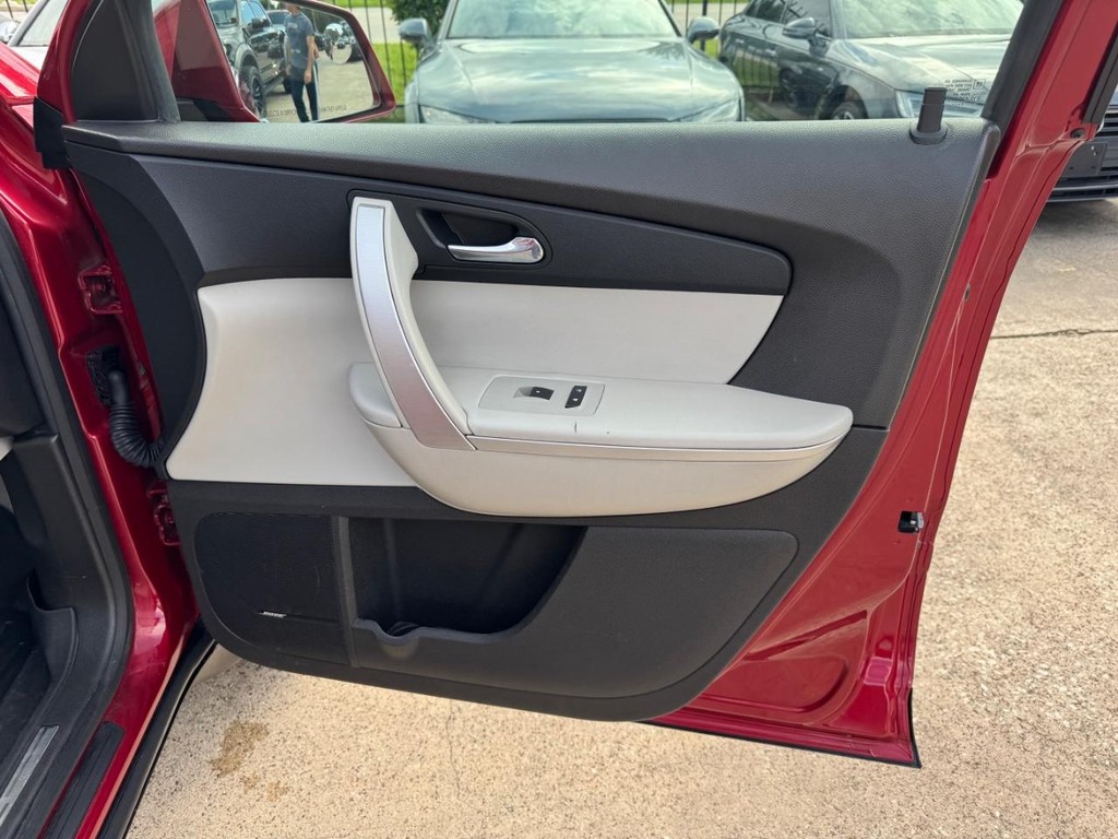 GMC Acadia Vehicle Full-screen Gallery Image 15