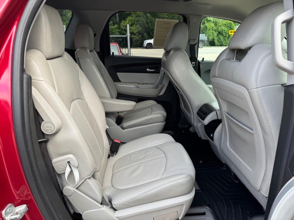 GMC Acadia Vehicle Full-screen Gallery Image 16