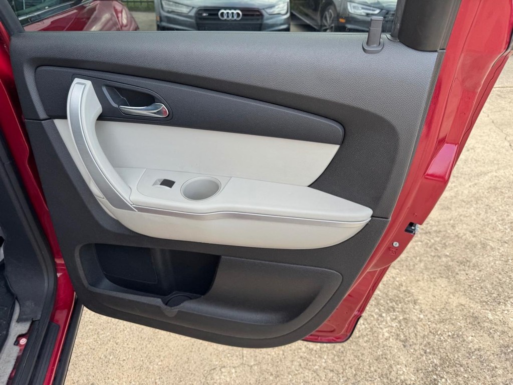GMC Acadia Vehicle Full-screen Gallery Image 18