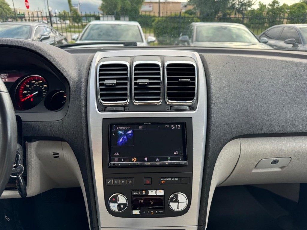 GMC Acadia Vehicle Full-screen Gallery Image 26