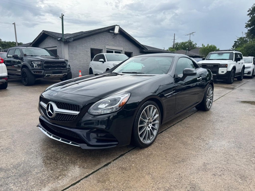 Mercedes-Benz SLC Vehicle Full-screen Gallery Image 02