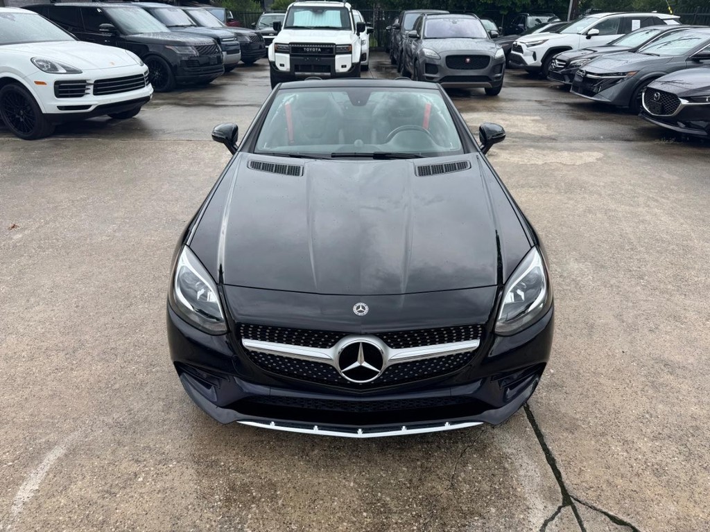 Mercedes-Benz SLC Vehicle Full-screen Gallery Image 05
