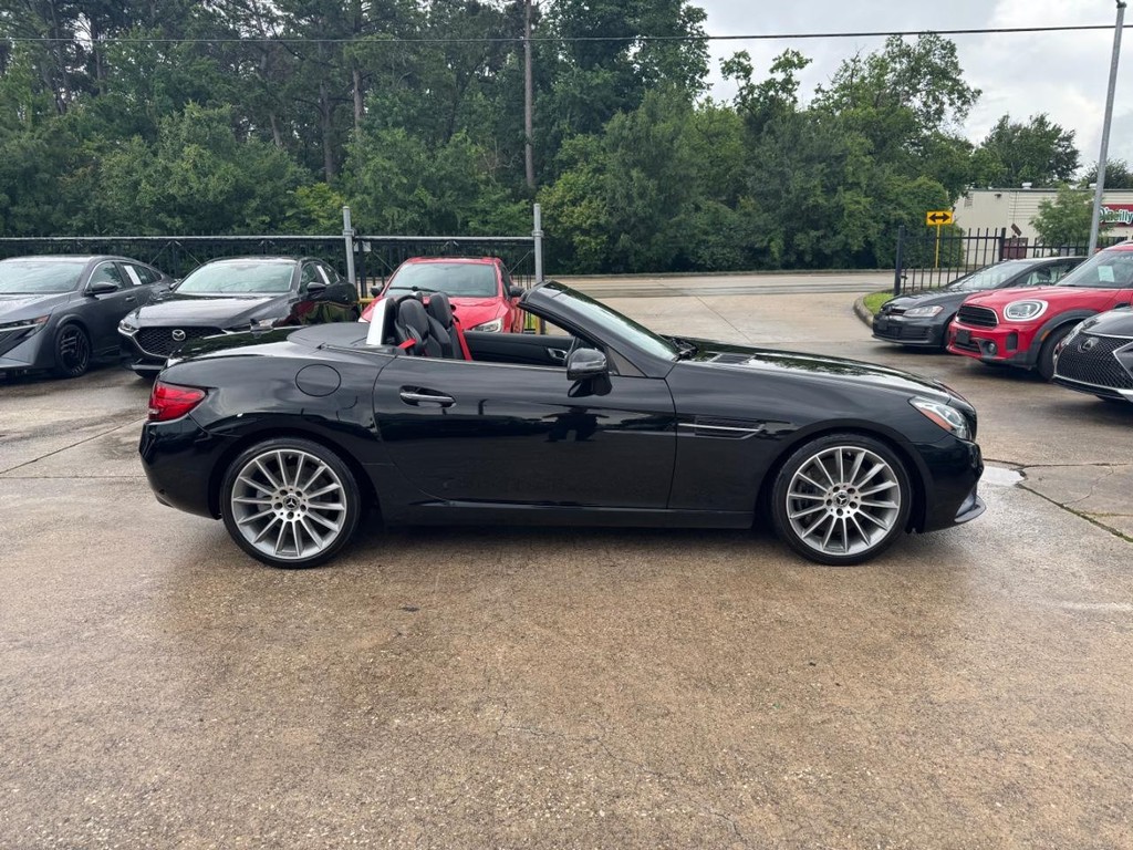 Mercedes-Benz SLC Vehicle Full-screen Gallery Image 09