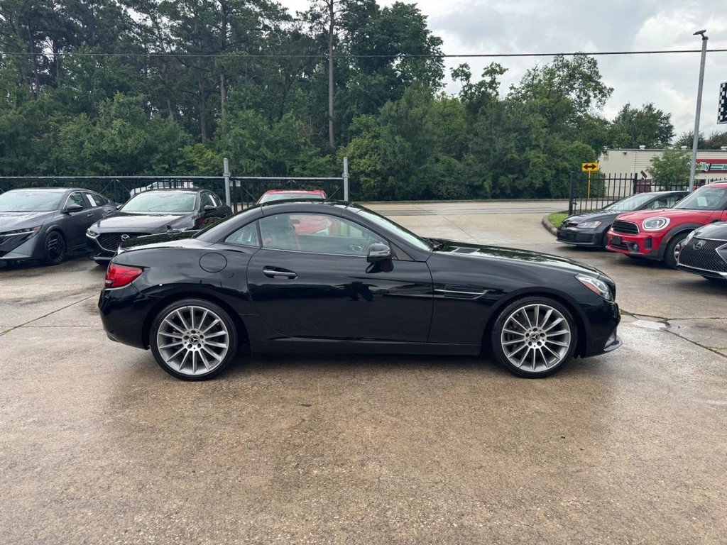 Mercedes-Benz SLC Vehicle Full-screen Gallery Image 10