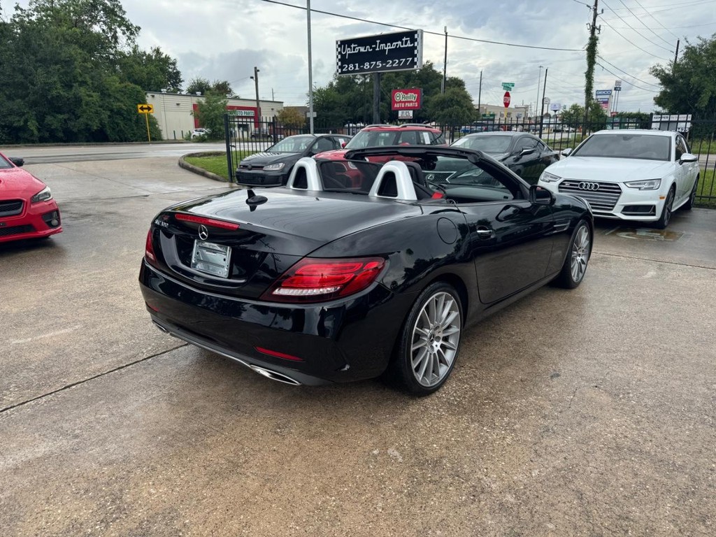 Mercedes-Benz SLC Vehicle Full-screen Gallery Image 11