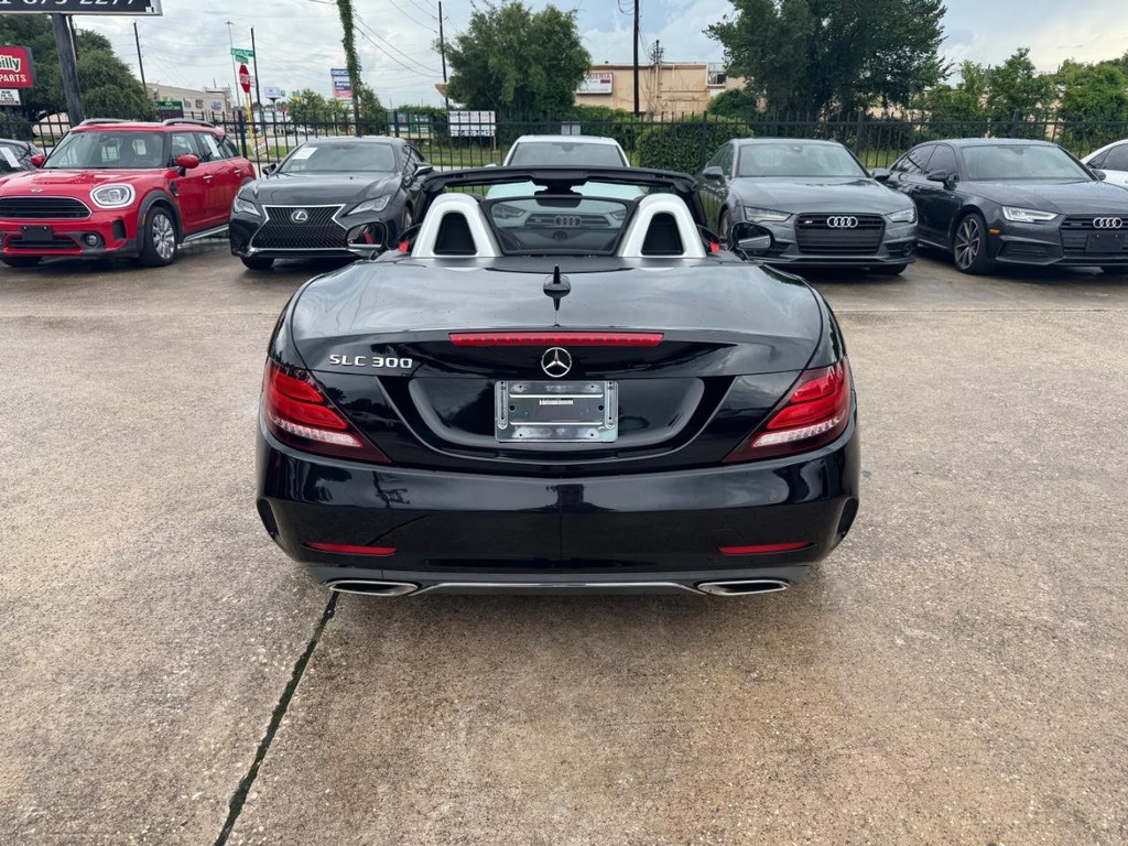 Mercedes-Benz SLC Vehicle Full-screen Gallery Image 13