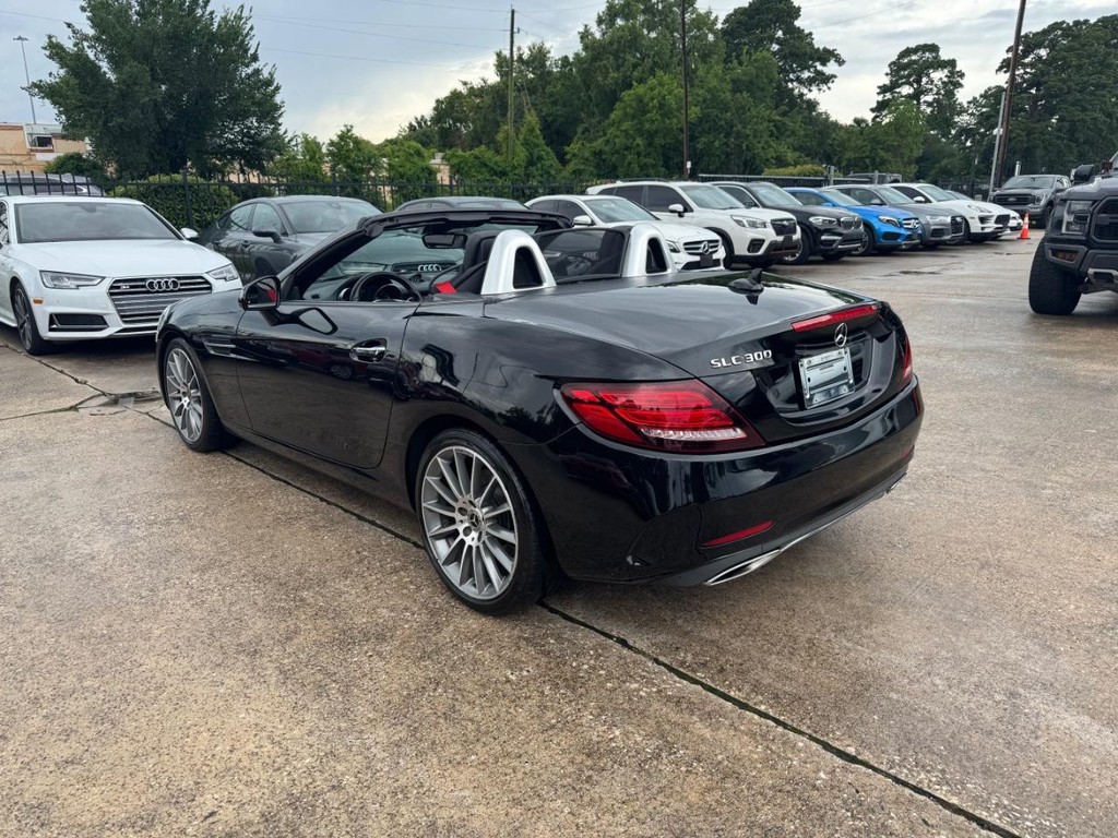 Mercedes-Benz SLC Vehicle Full-screen Gallery Image 15