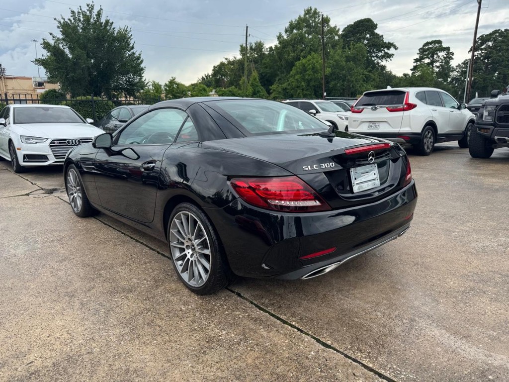 Mercedes-Benz SLC Vehicle Full-screen Gallery Image 16