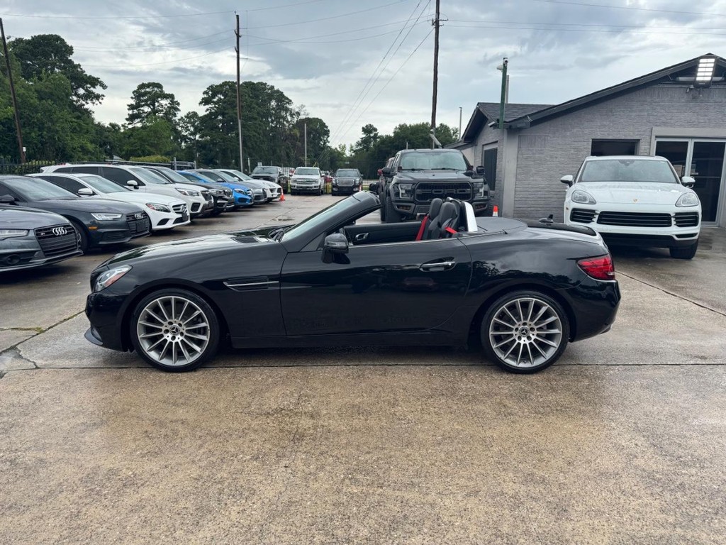 Mercedes-Benz SLC Vehicle Full-screen Gallery Image 17