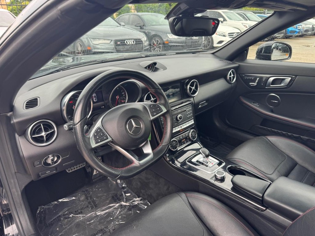 Mercedes-Benz SLC Vehicle Full-screen Gallery Image 19