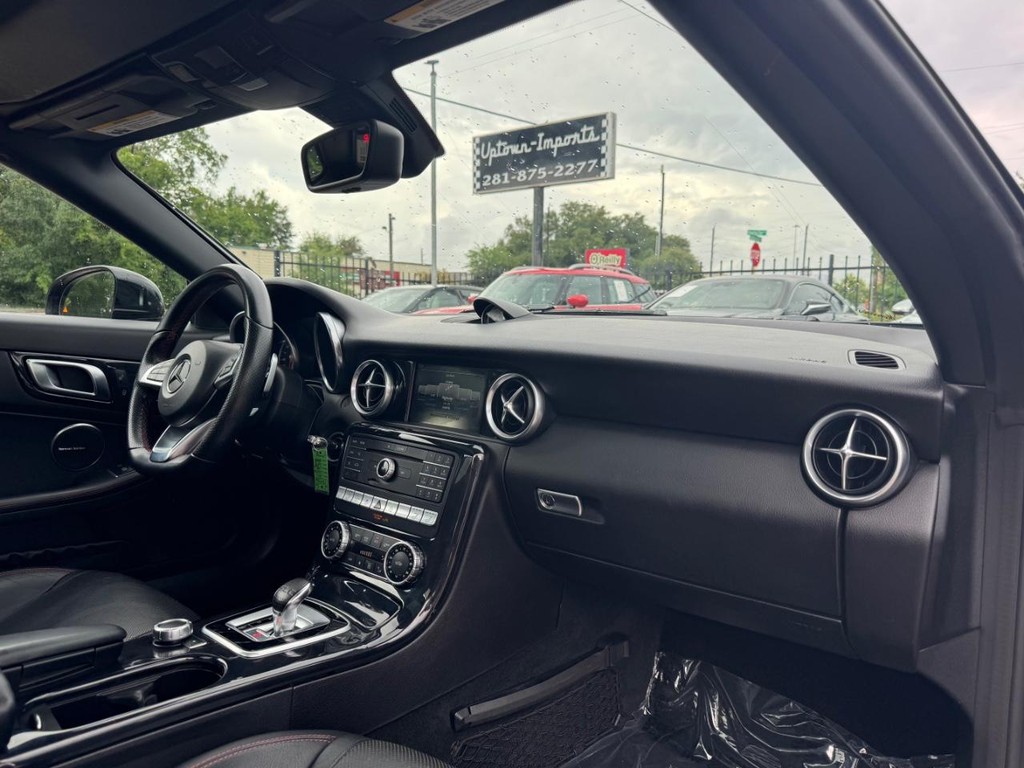 Mercedes-Benz SLC Vehicle Full-screen Gallery Image 22