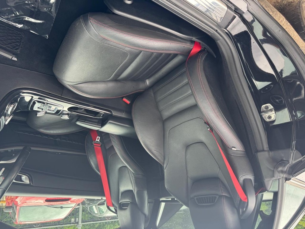 Mercedes-Benz SLC Vehicle Full-screen Gallery Image 23