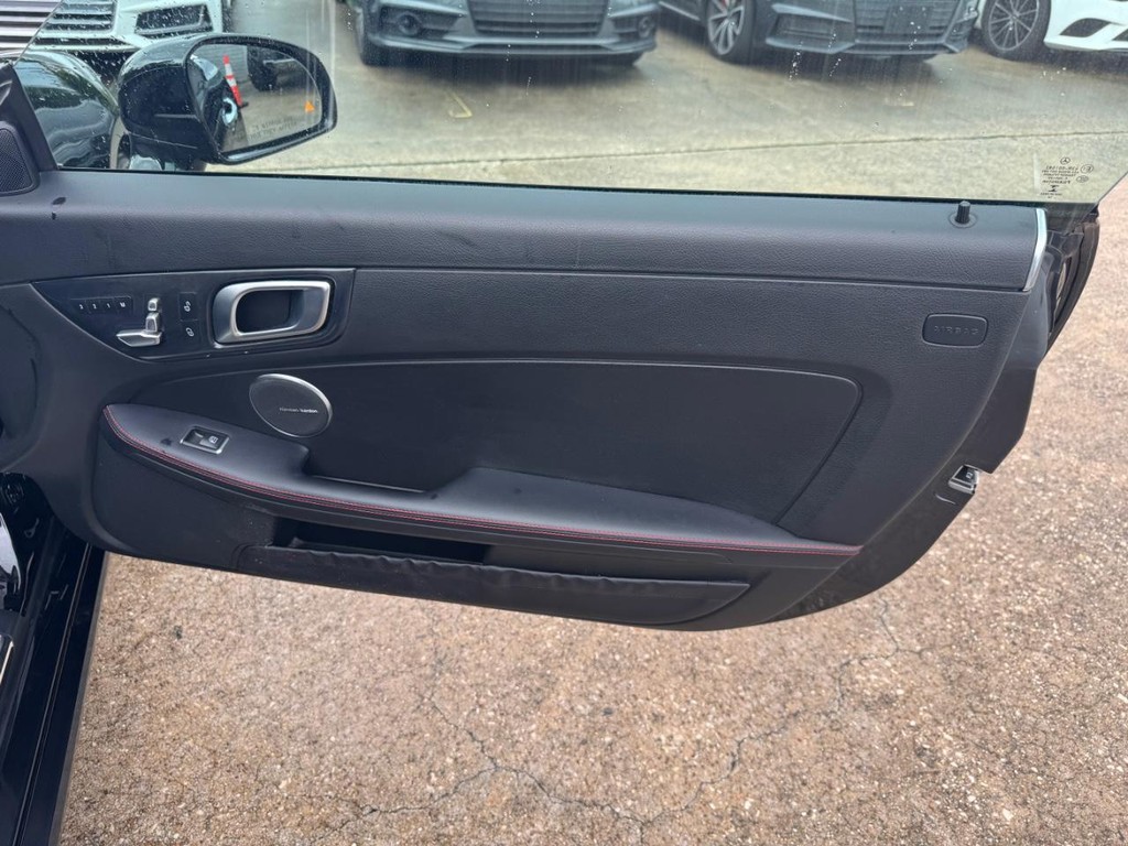 Mercedes-Benz SLC Vehicle Full-screen Gallery Image 24