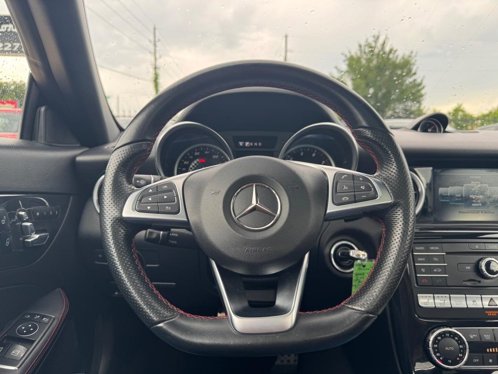 Mercedes-Benz SLC Vehicle Full-screen Gallery Image 25