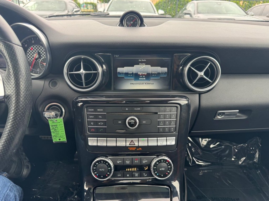 Mercedes-Benz SLC Vehicle Full-screen Gallery Image 27
