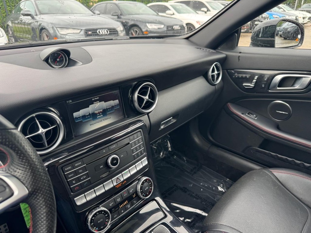 Mercedes-Benz SLC Vehicle Full-screen Gallery Image 29