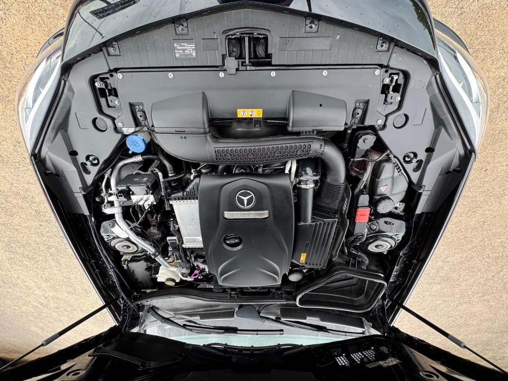 Mercedes-Benz SLC Vehicle Full-screen Gallery Image 31