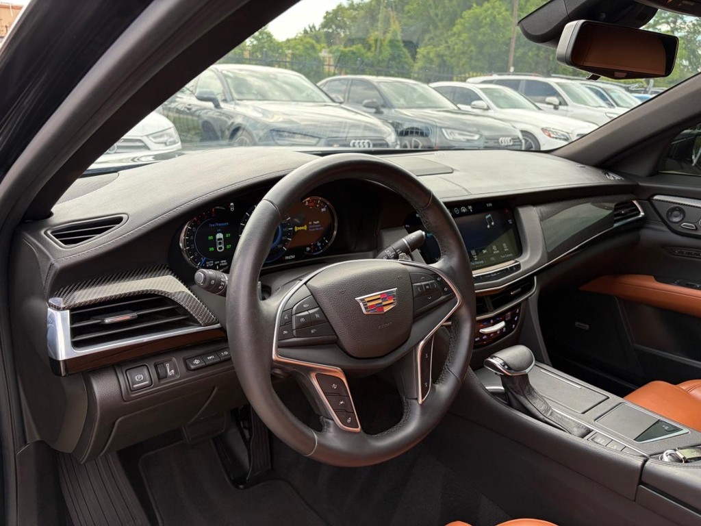 Cadillac CT6 Vehicle Full-screen Gallery Image 10