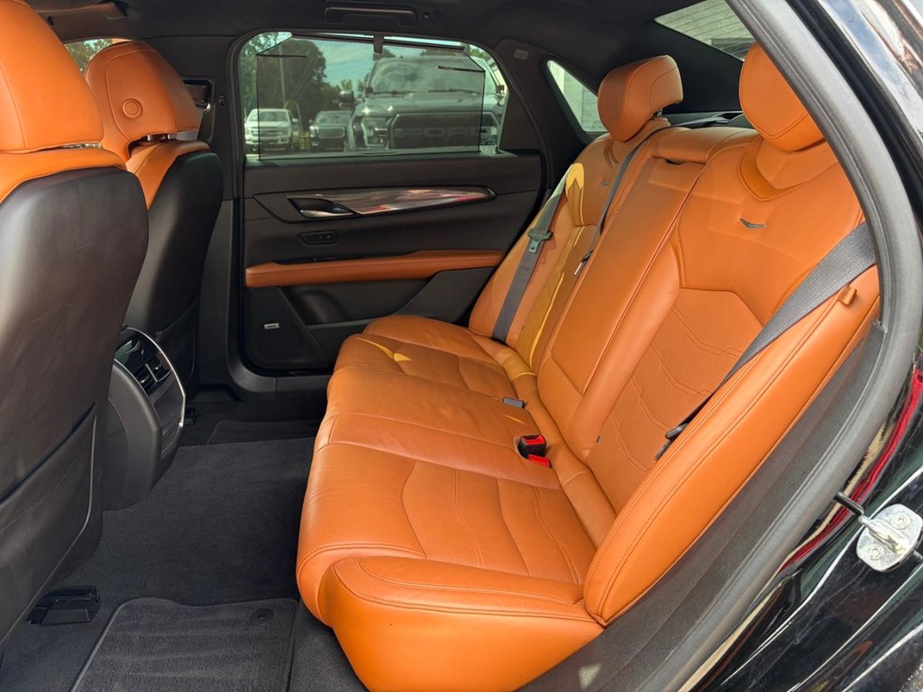 Cadillac CT6 Vehicle Full-screen Gallery Image 16