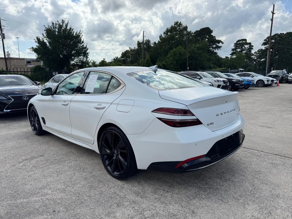 Genesis G70 Vehicle Full-screen Gallery Image 08