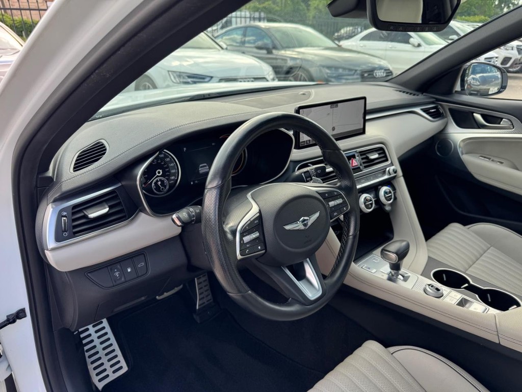 Genesis G70 Vehicle Full-screen Gallery Image 10
