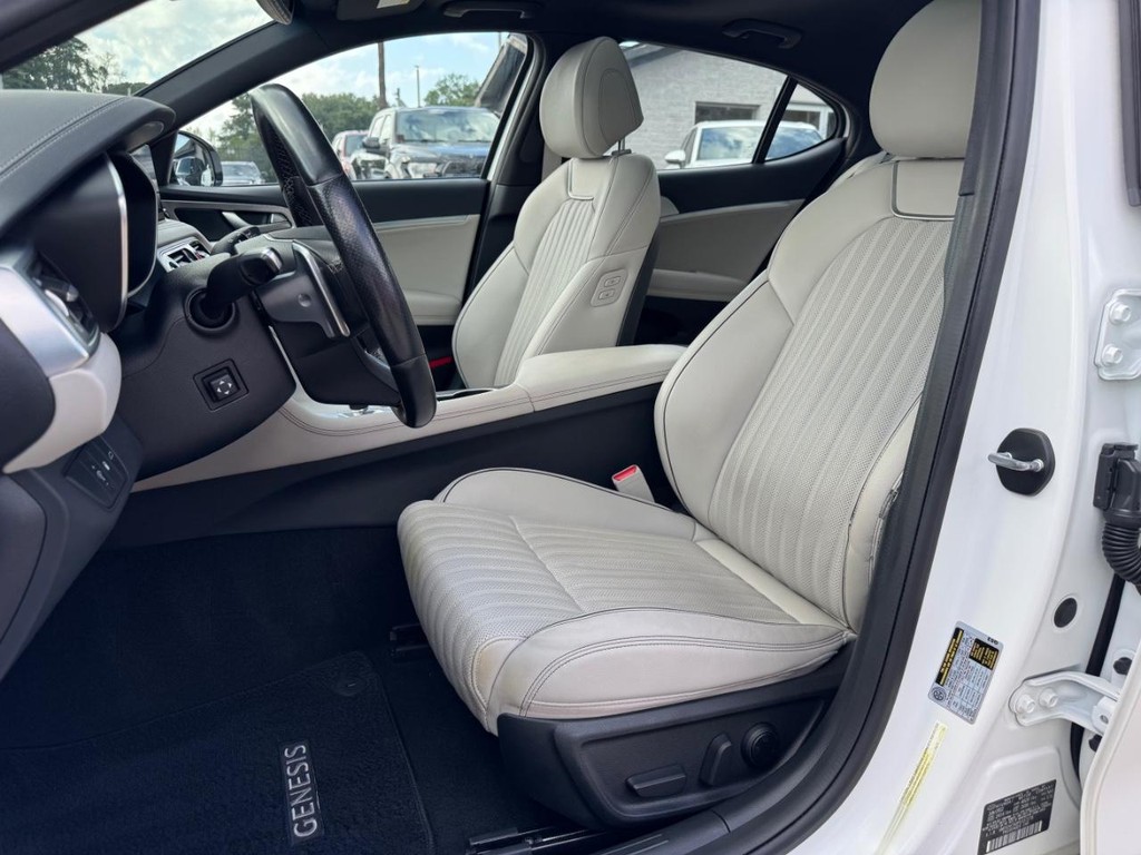 Genesis G70 Vehicle Full-screen Gallery Image 11