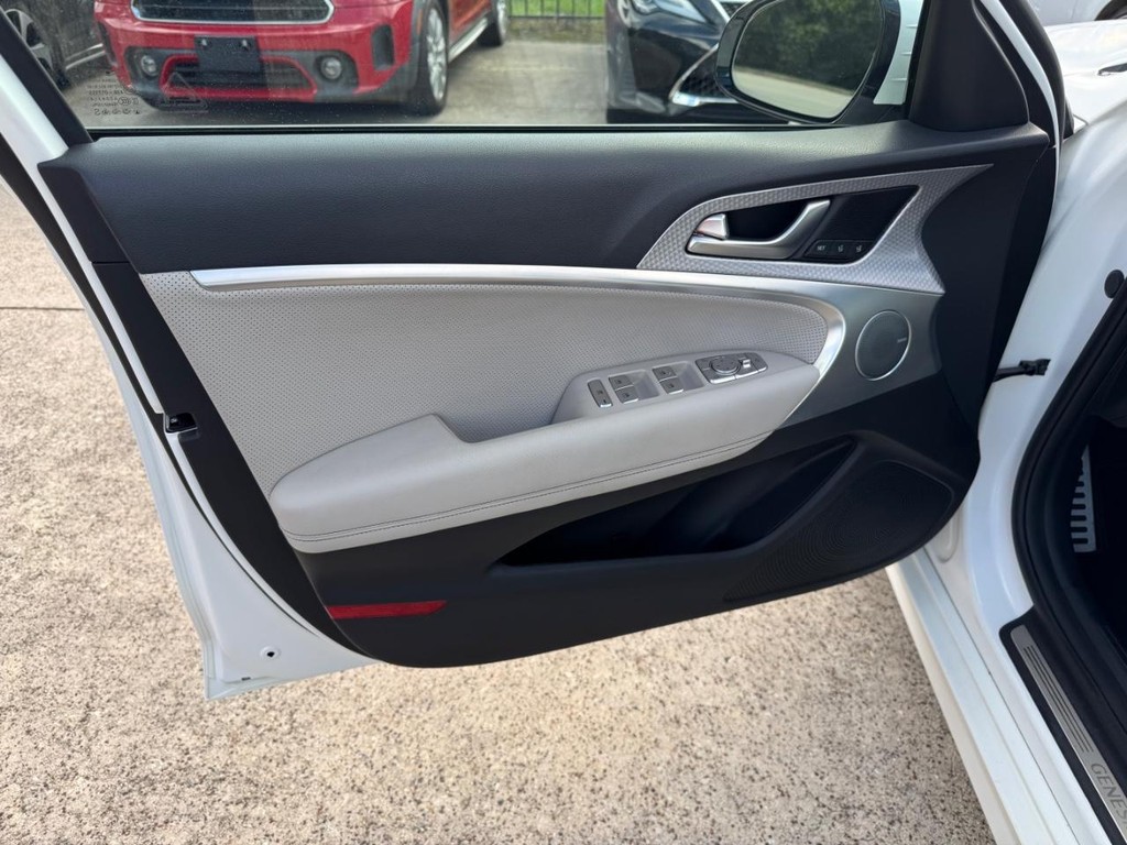 Genesis G70 Vehicle Full-screen Gallery Image 12