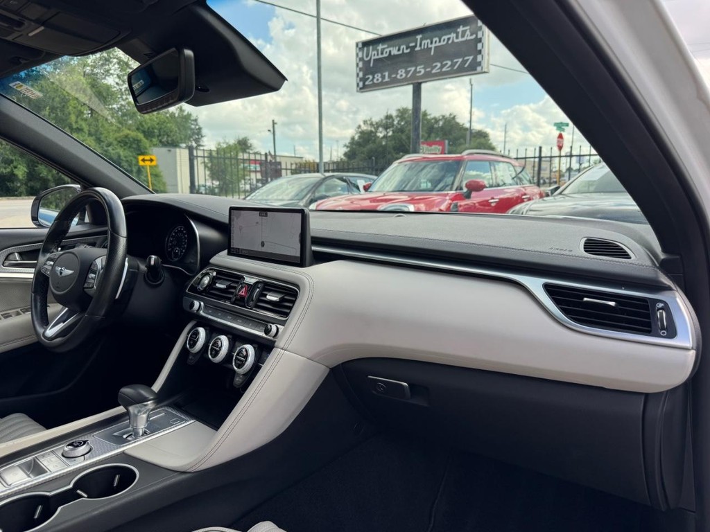 Genesis G70 Vehicle Full-screen Gallery Image 13