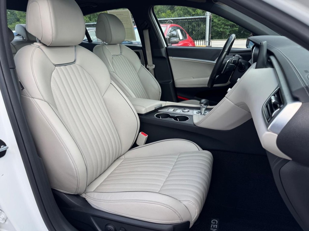 Genesis G70 Vehicle Full-screen Gallery Image 14